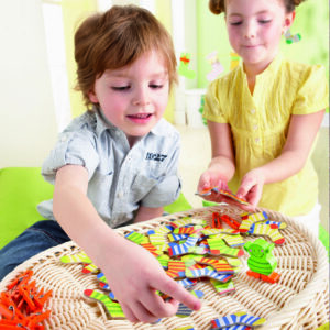 el monstruo de los calcetines niños jugando