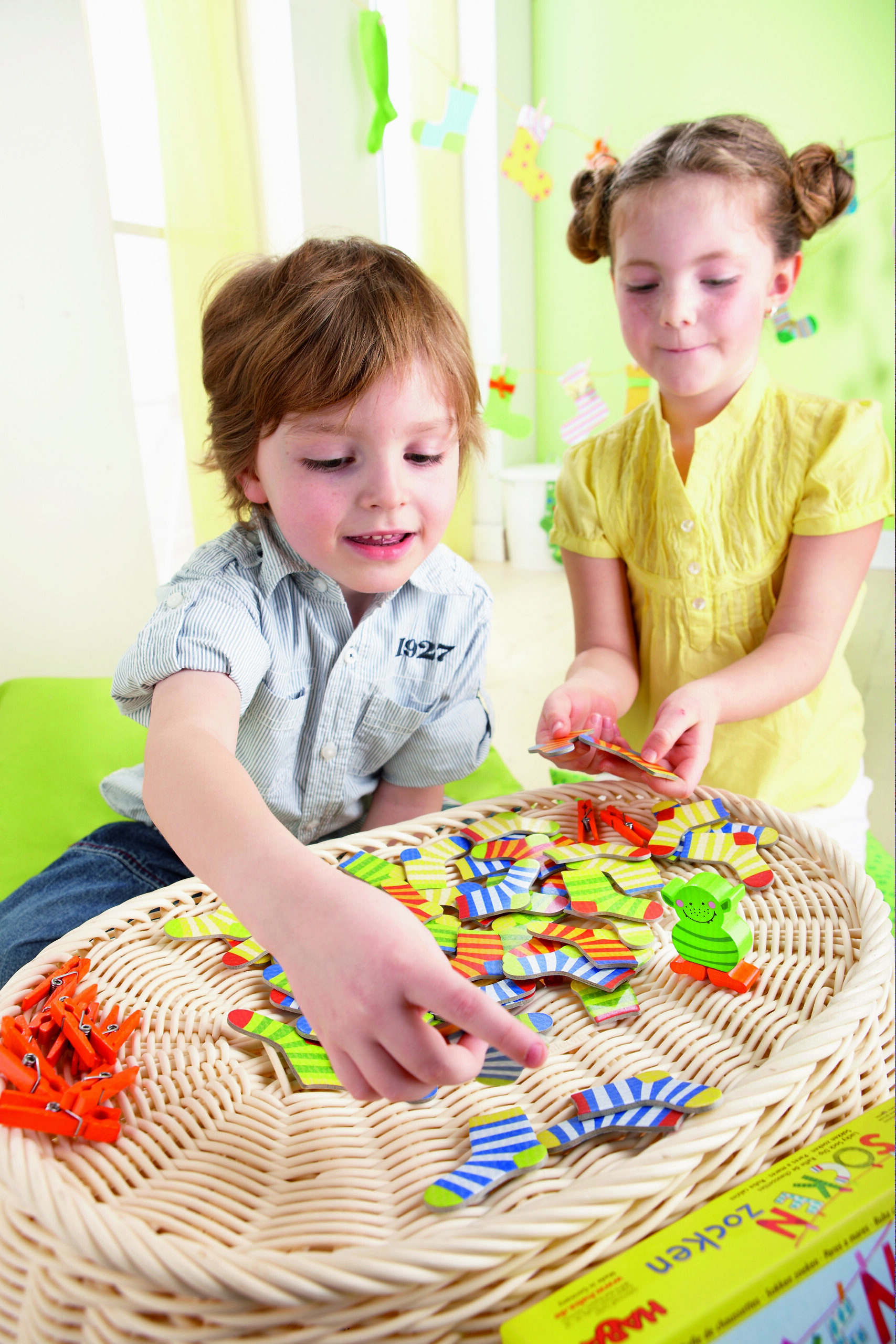 el monstruo de los calcetines niños jugando